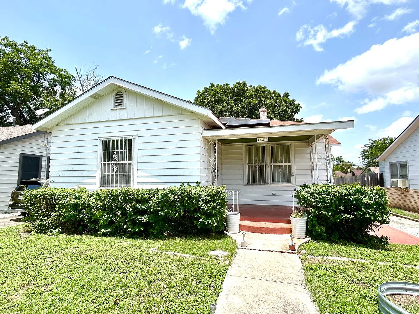 *Move In Special* Charming 2br Home With Solar Panels & Beautiful Wood Floors! — Photo 1
