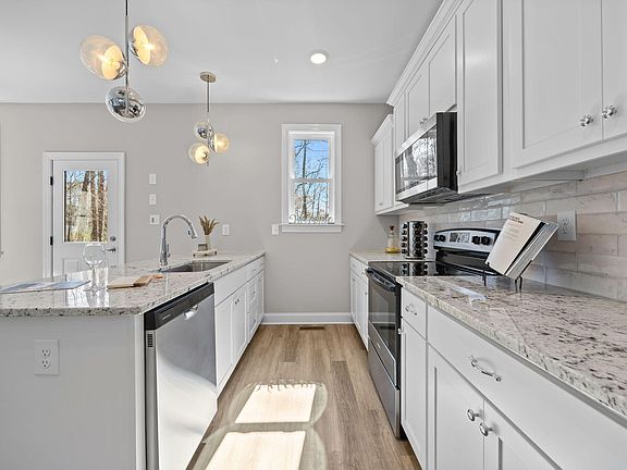 5th image of 206 Cardinal Ct