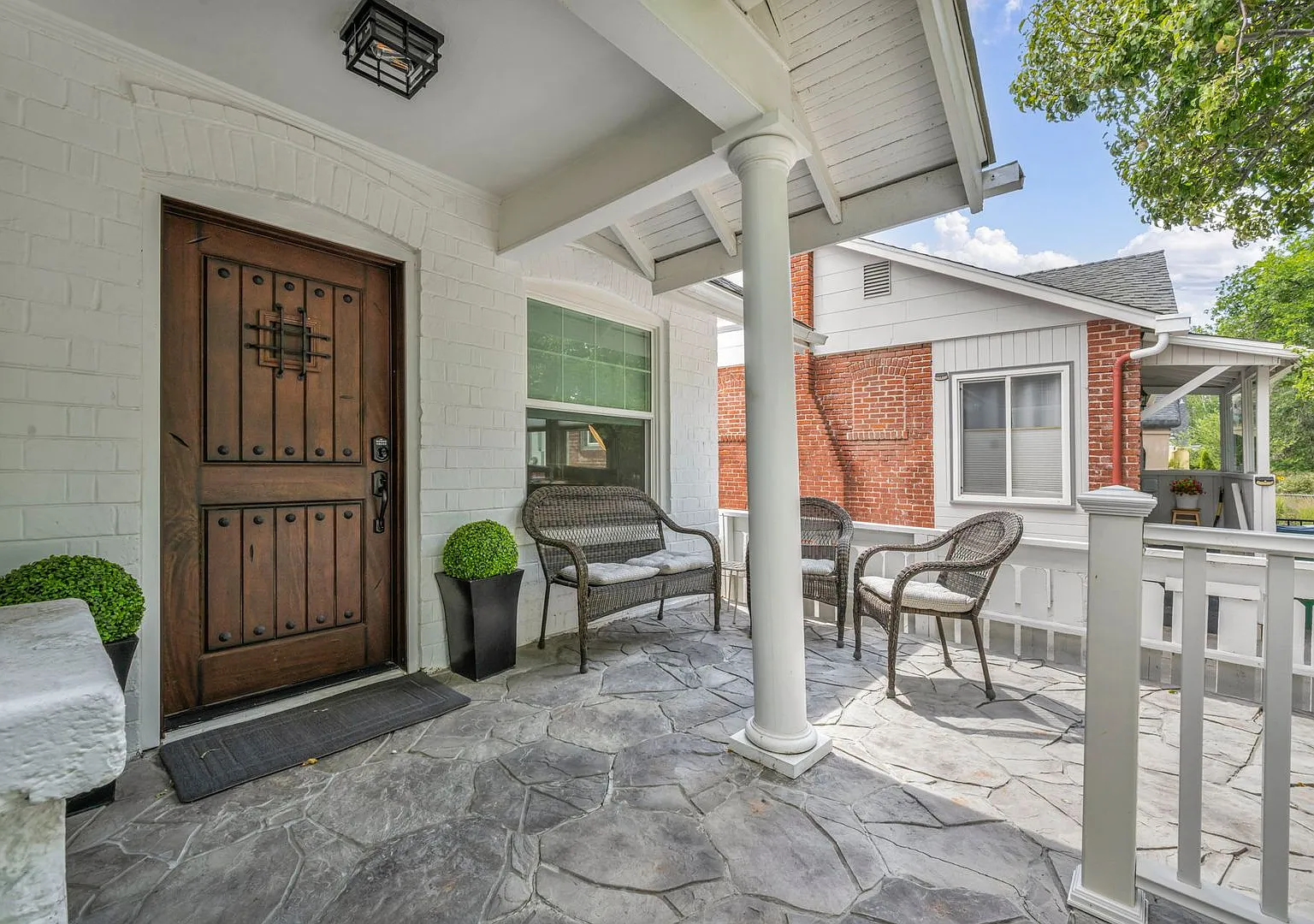 Rare Nixon Manor Rental Fully Furnished With Utilities Included — Photo 2