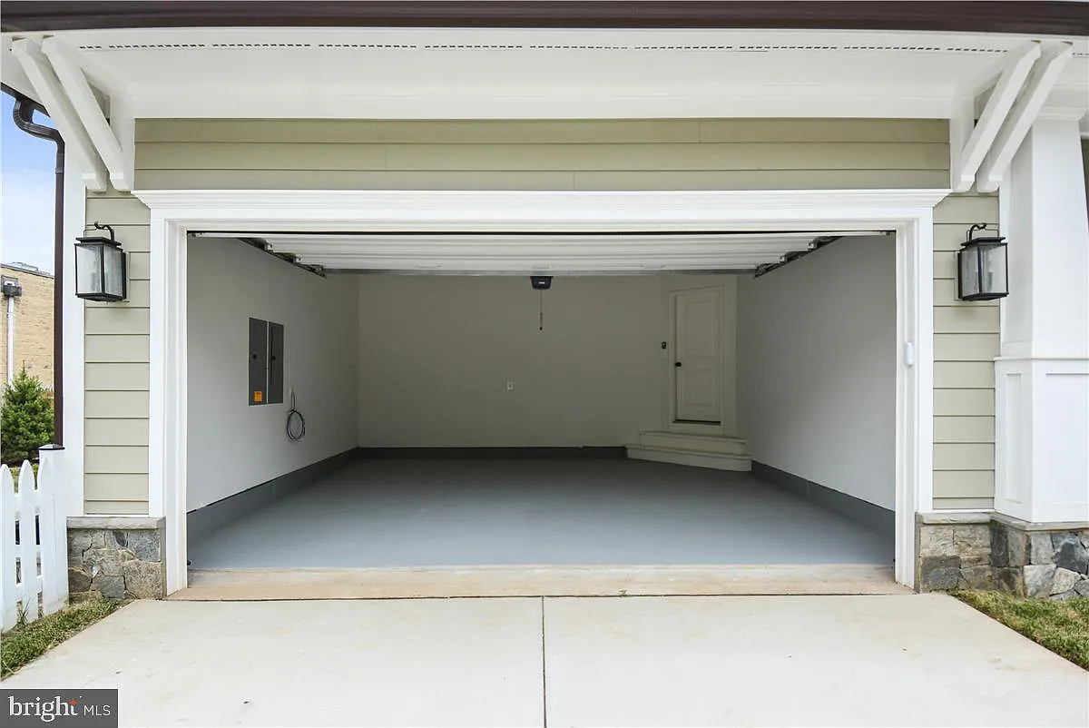 5 bed, 4.5 bath, 4002 sqft, $7,300 — Photo 3