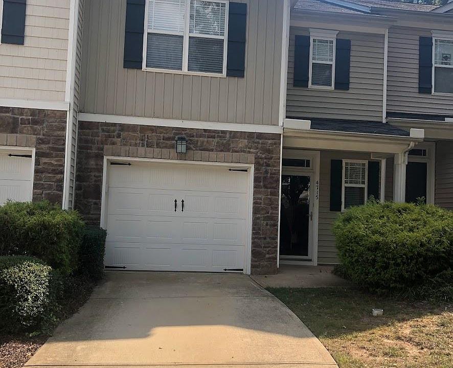 Front of house with one-car garage and long driveway for additional parking