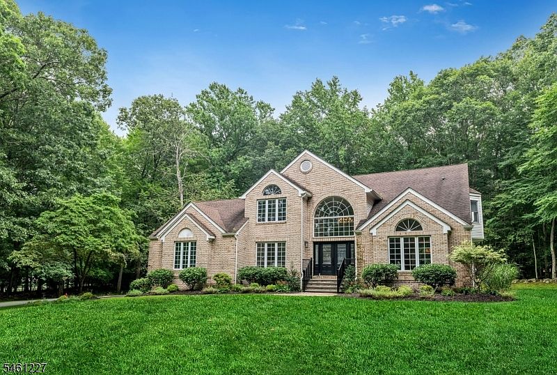 1st image of 15 Crescent Ridge Rd