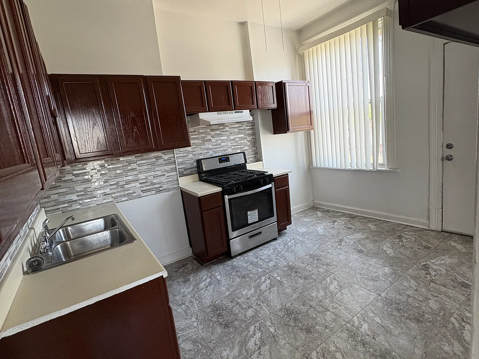 4 bed, 1400 sqft, $1,900 — Photo 4