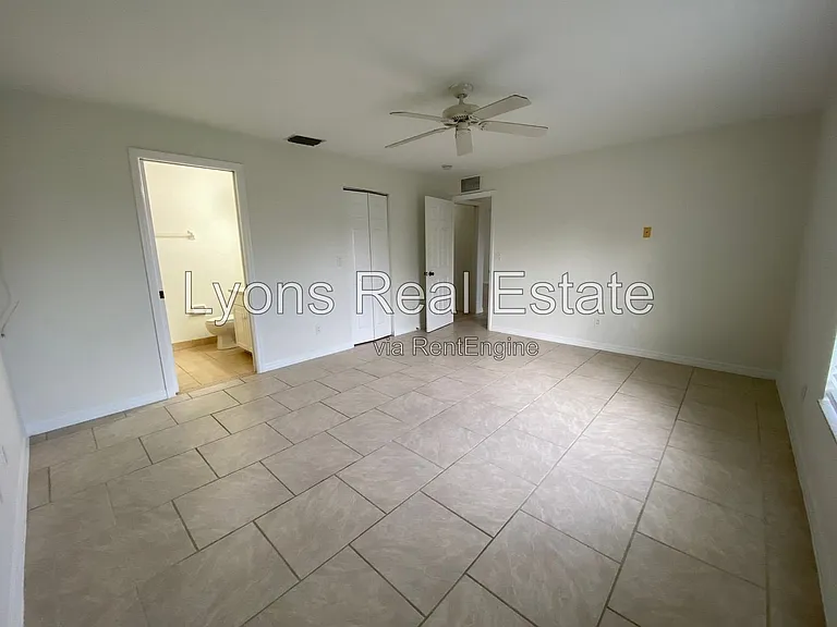 1703 NE 17th St — Photo 12
