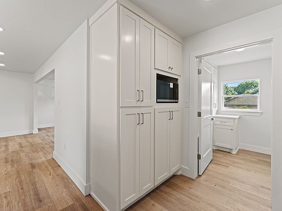 3rd image of 2701 Macarthur Dr