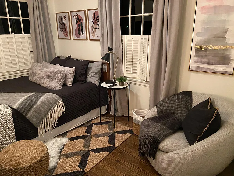 Queen bed and seating area