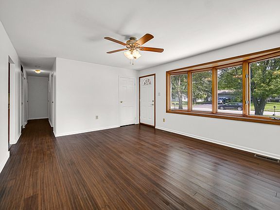 3rd image of 433 Nantucket Rd