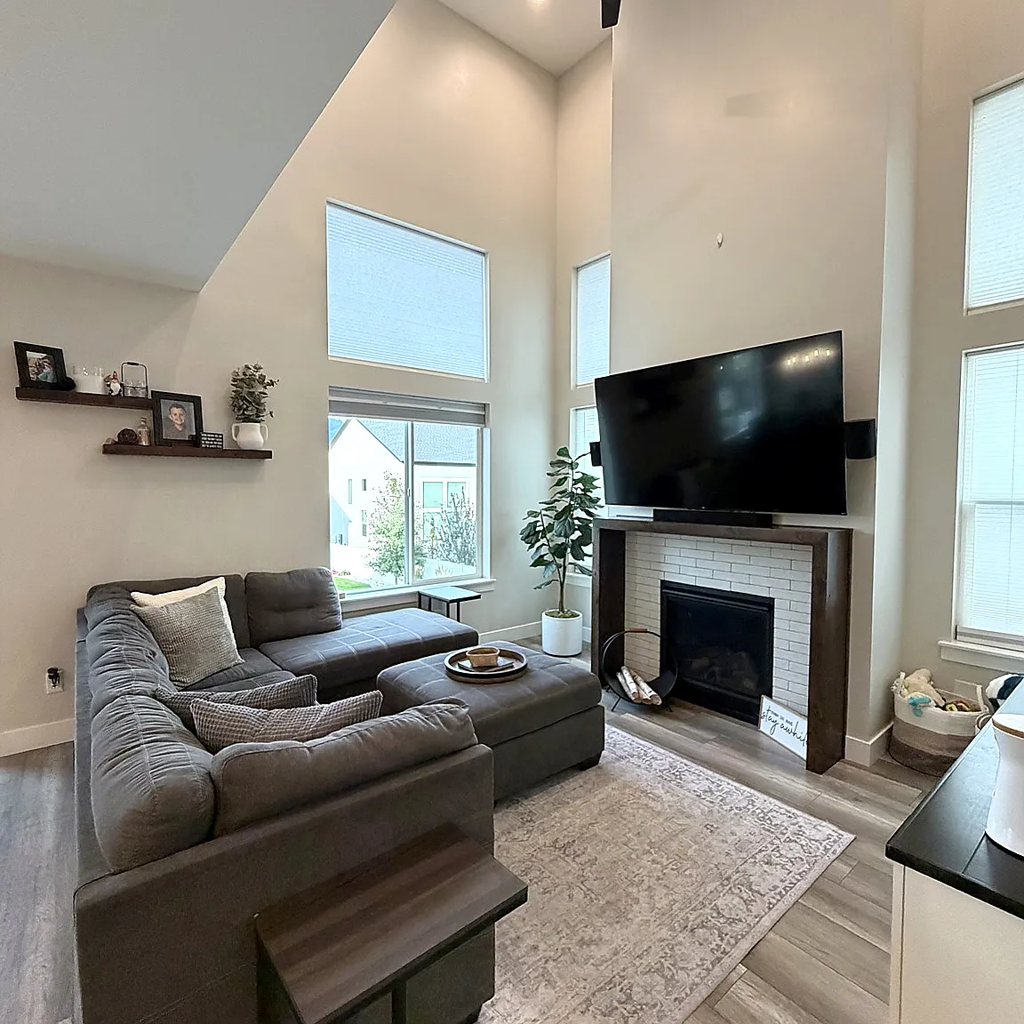 3 bed, 2.5 bath, 1618 sqft, $1,995 — Photo 2