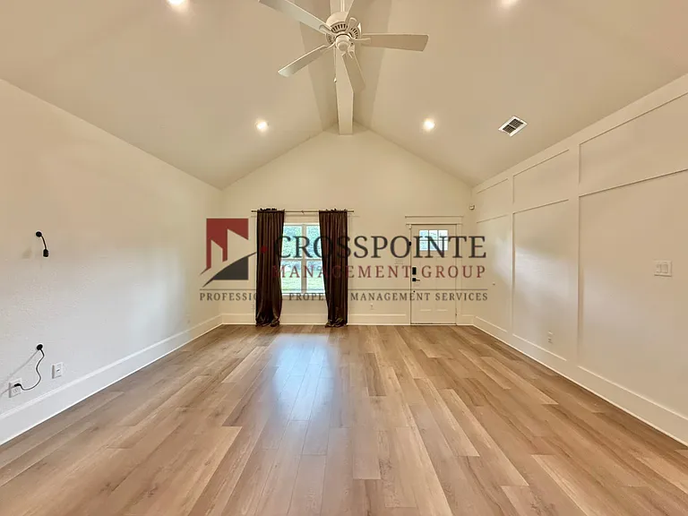 413 Dallas St — Photo 2