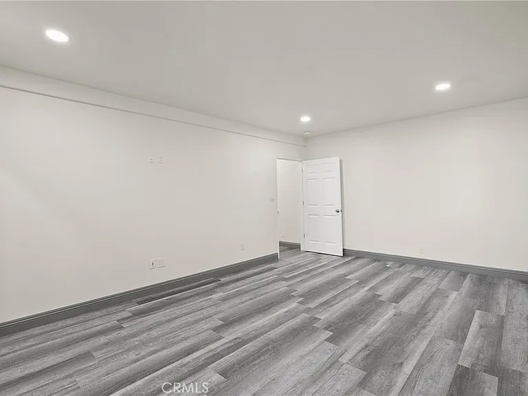 14335 Hamlin St — Photo 24