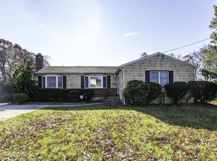 70 Yale St, Islip, NY 11751