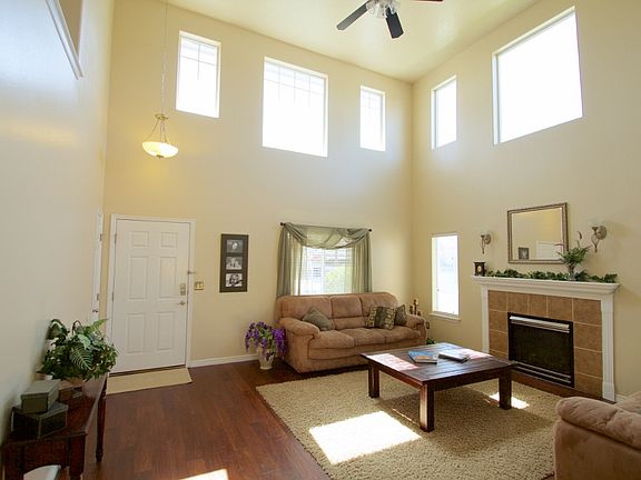 4th image of 530 E Heritage Park St