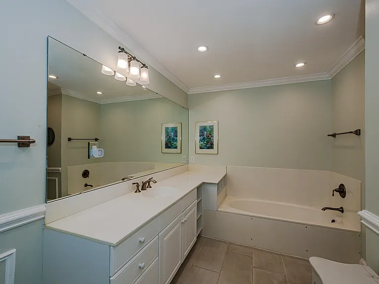 2445 Selwyn Ave #403 — Photo 8