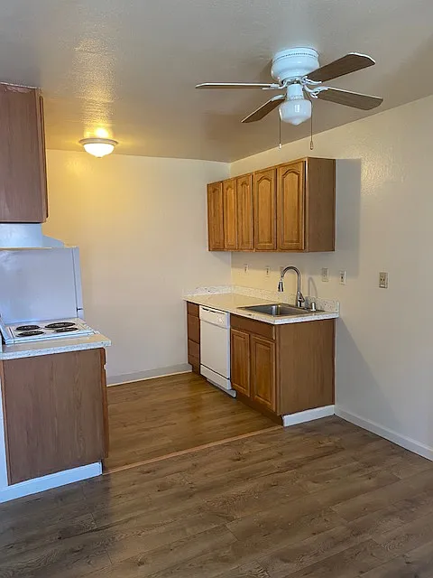 Ellis Park Apartments — Photo 3