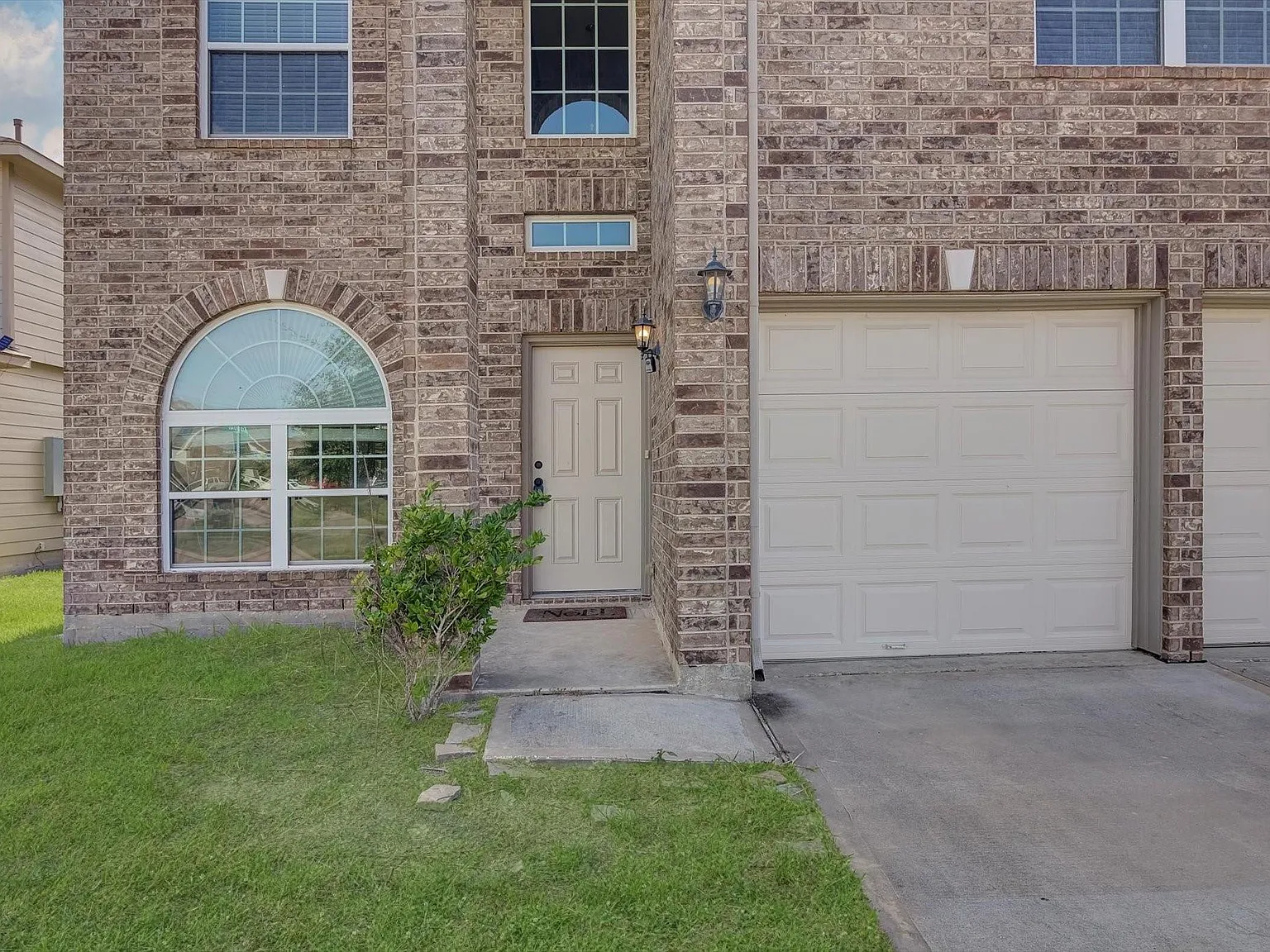 4 bed, 2.5 bath, 2540 sqft, $2,400 — Photo 3