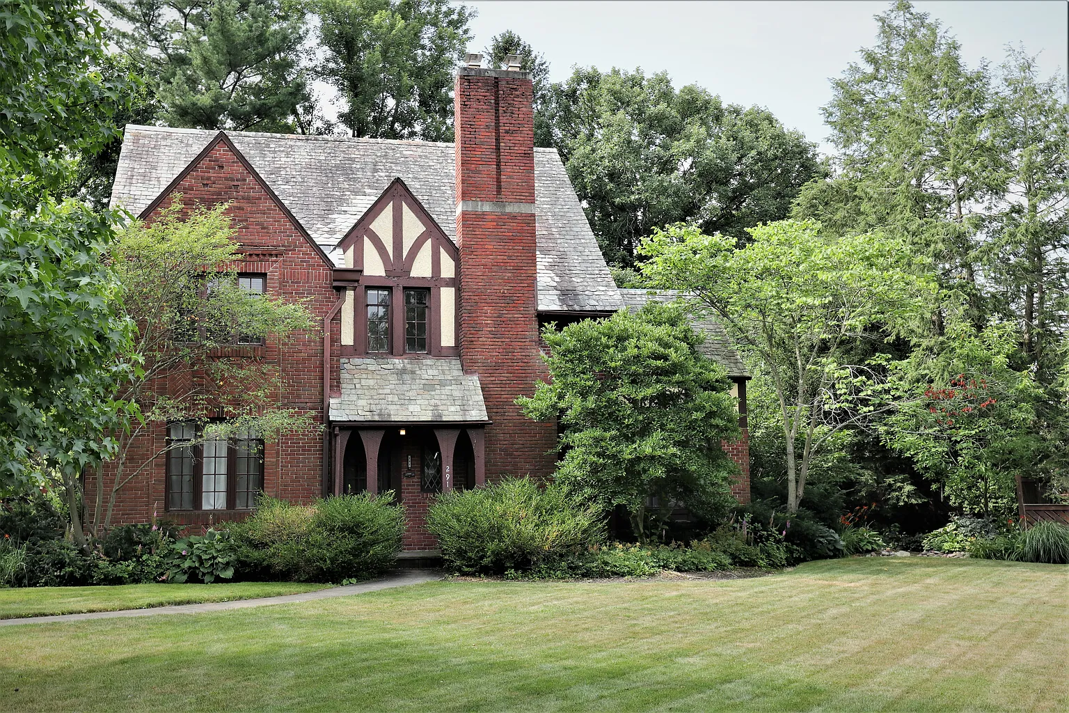 291 Forest St photo 1