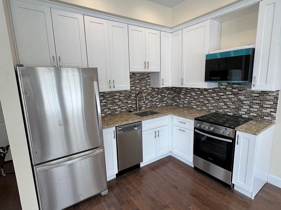 Brand new kitchen! Dishwasher and garbage disposal, microwave, oven range