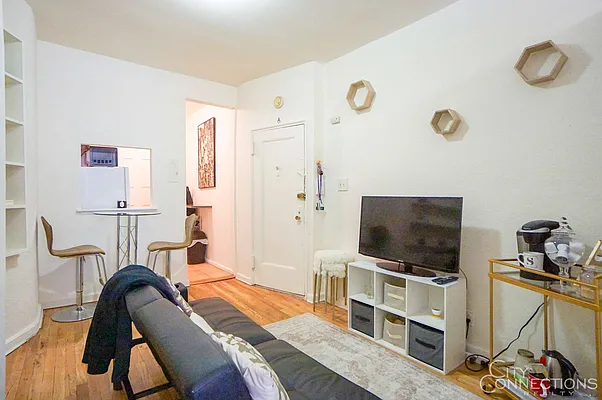 Rented by City Connections Realty | media 9