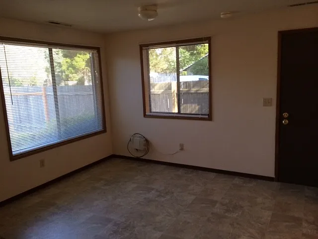 904 Charles St — Photo 3