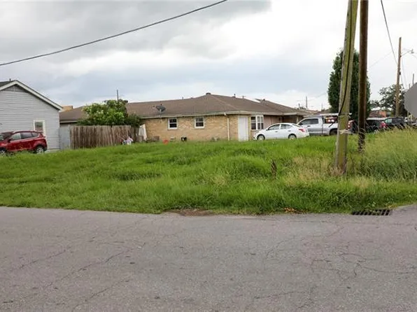 W Urquhart St, Chalmette, LA 70043
