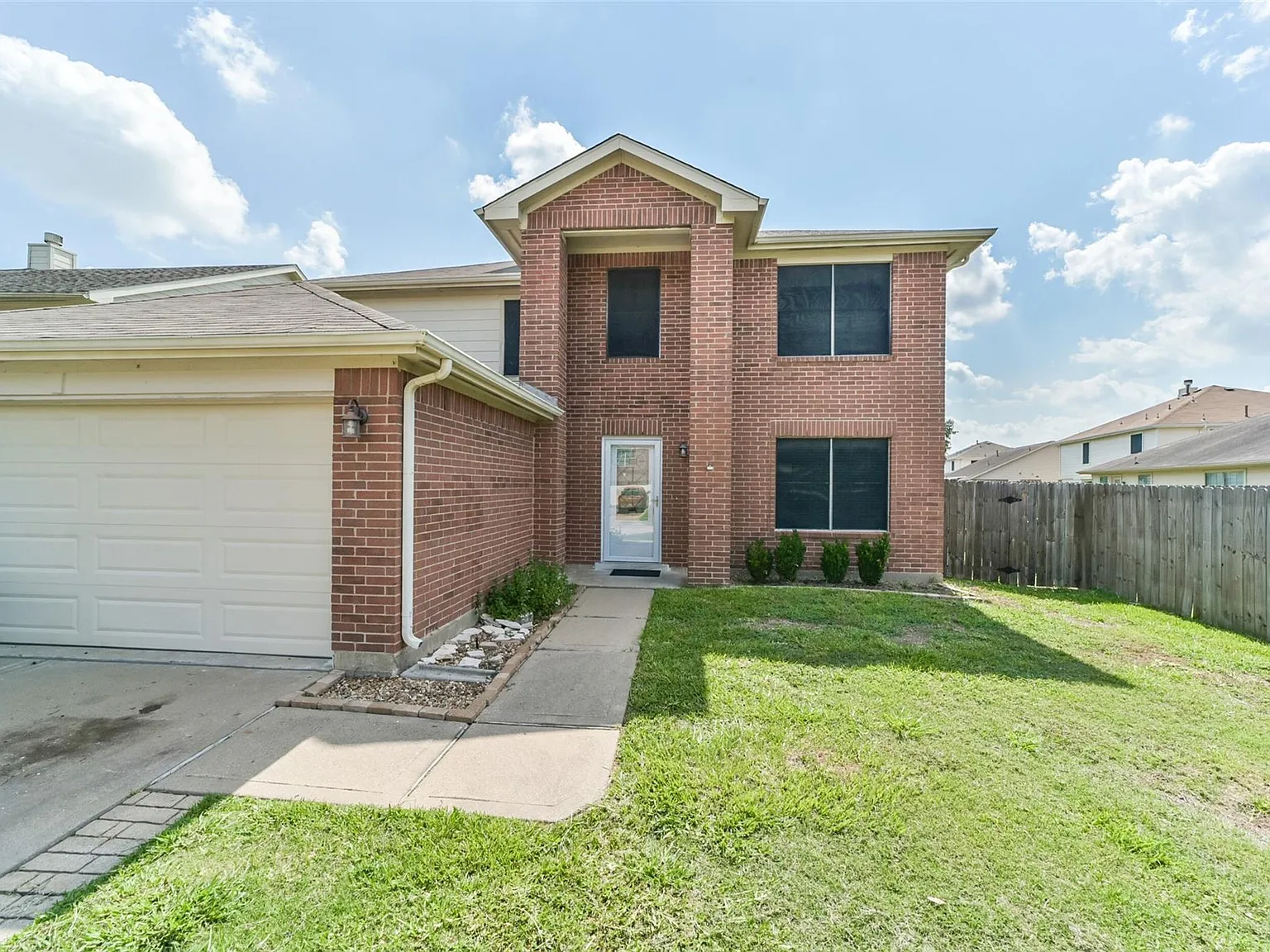 3 bed, 2.5 bath, 2360 sqft, $2,300 — Photo 3