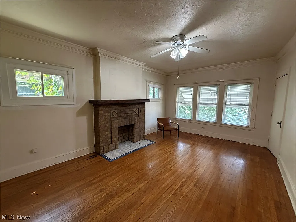 1 bed, 1.0 bath, 921 sqft, $1,200 — Photo 2