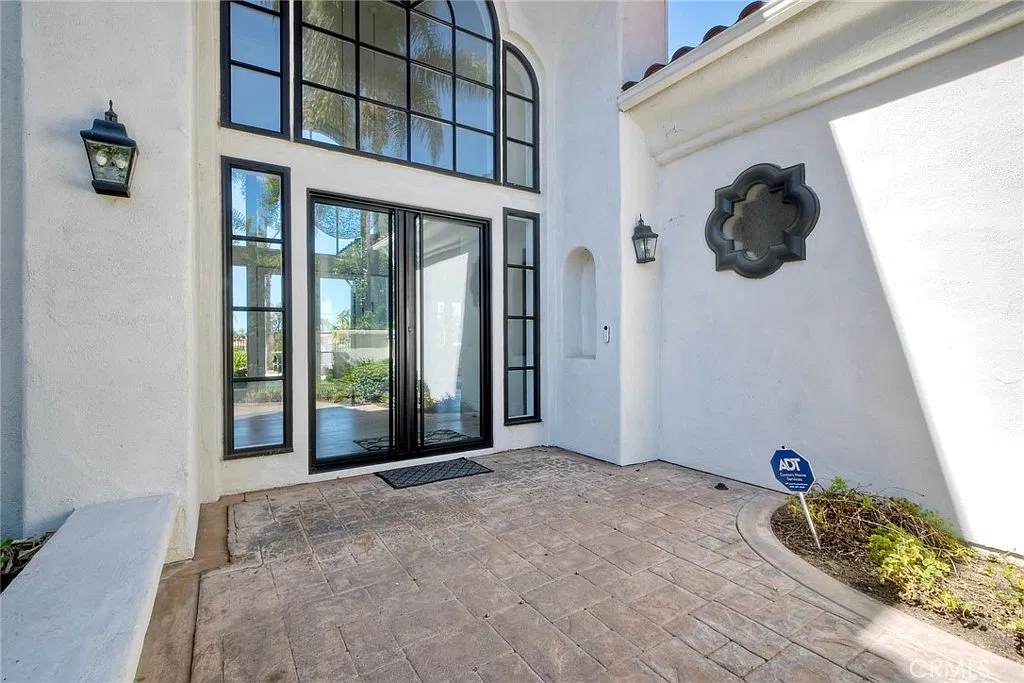 4 bed, 5499 sqft, $30,000 — Photo 3