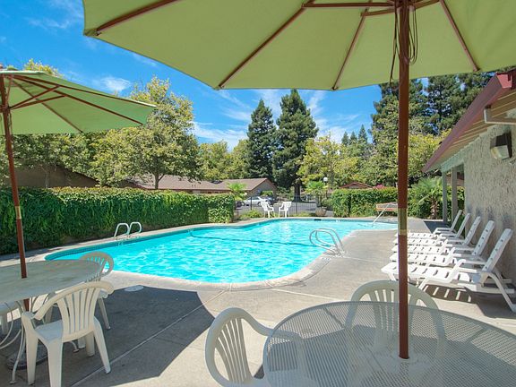 4th image of 1055 E Lassen Ave #9571202