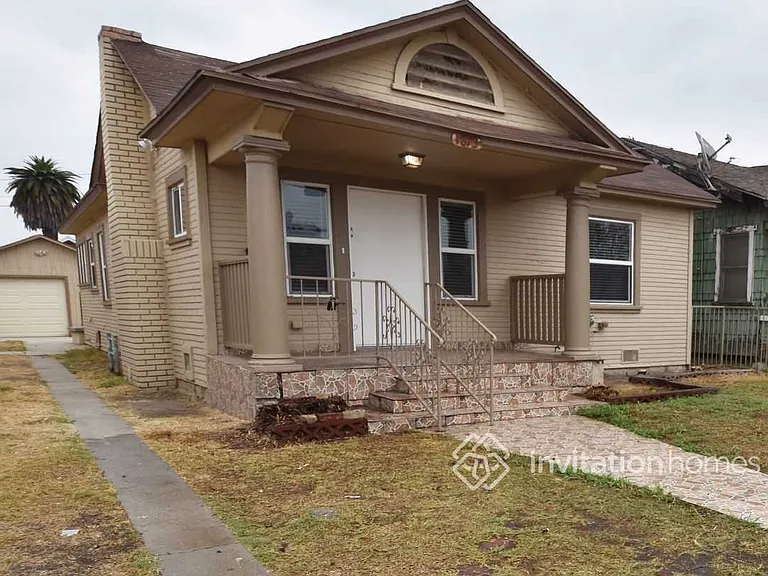 1873 W 38th Pl — Photo 2