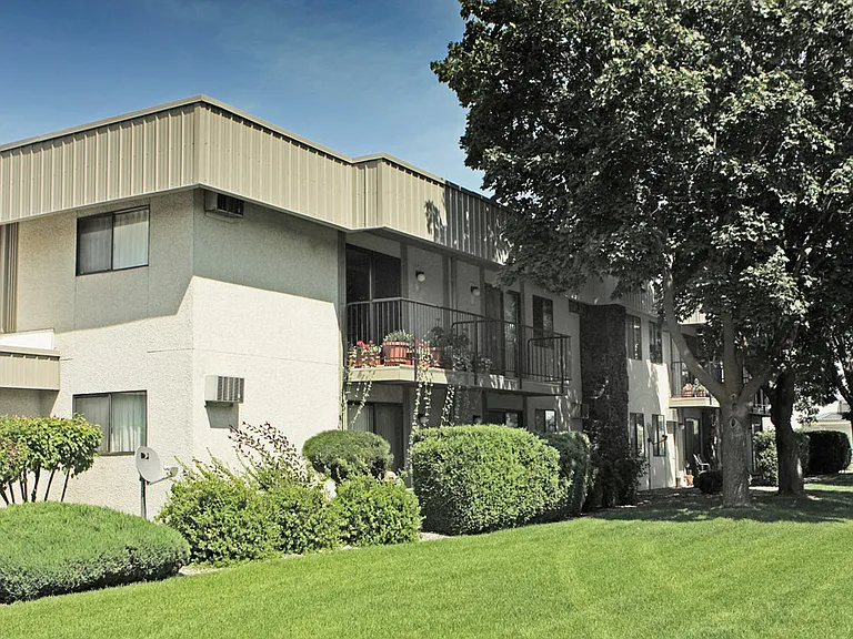 Quadrangle Apartments — Photo 9