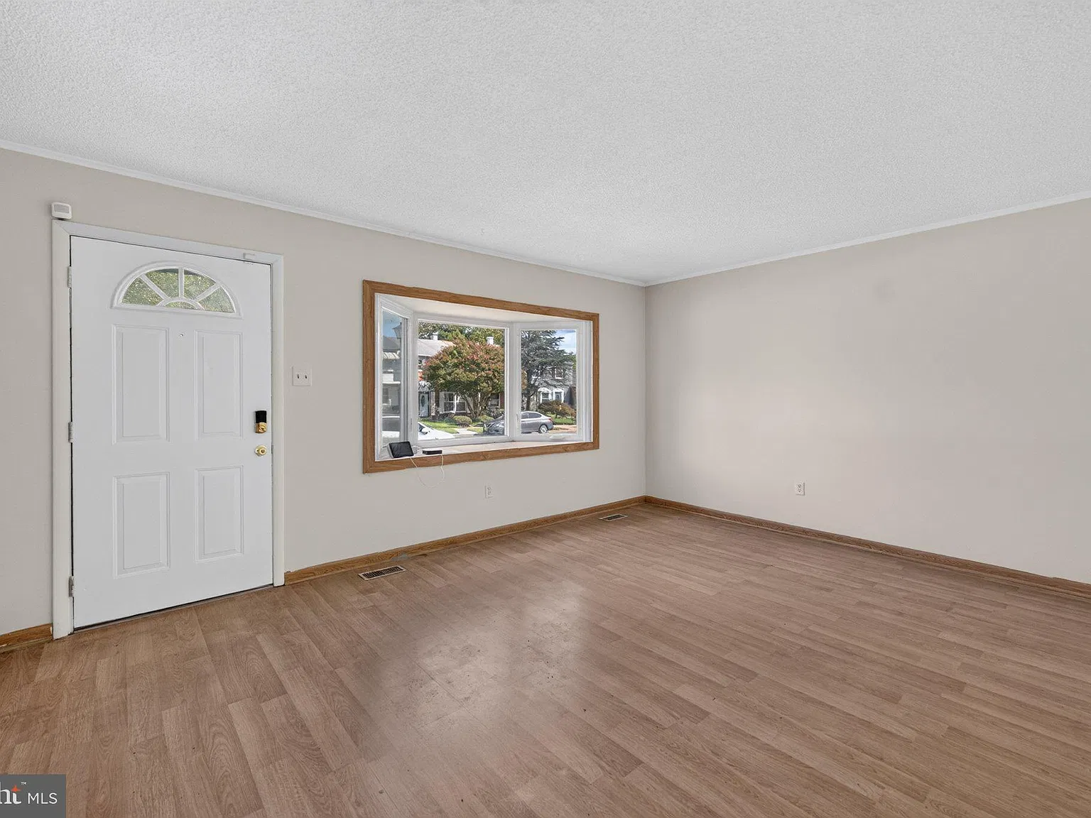 2 bed, 1.5 bath, 1350 sqft, $2,400 — Photo 2