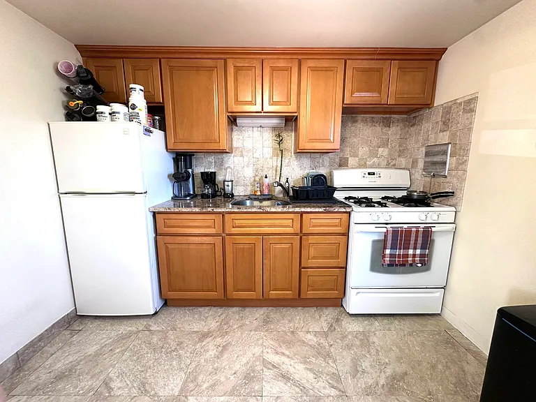 700 4th St #2 — Photo 3