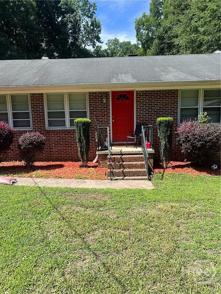 3 bed, 1.0 bath, 1250 sqft, $2,200 — Photo 2