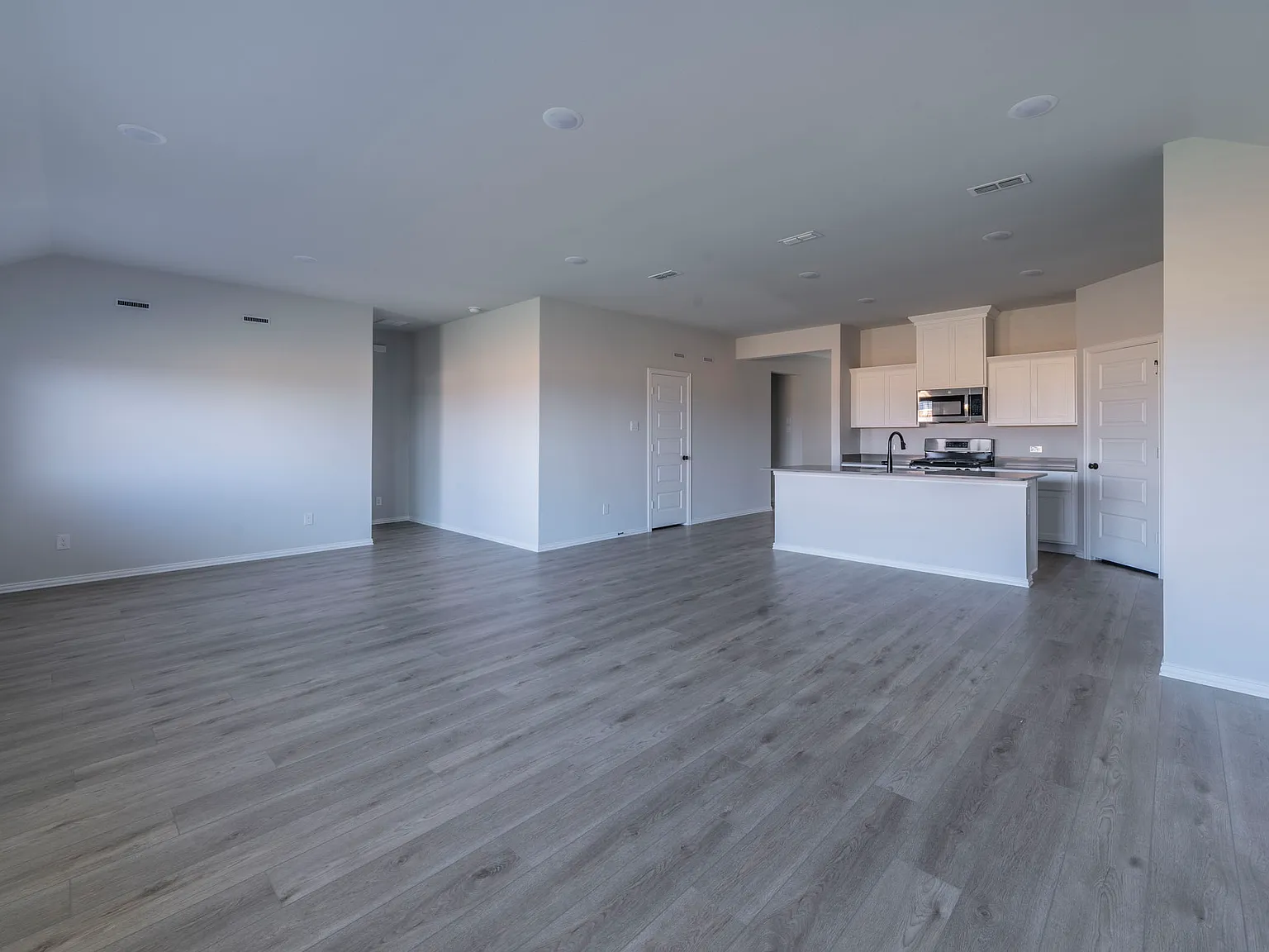 4 bed, 2000 sqft, $2,149 — Photo 4