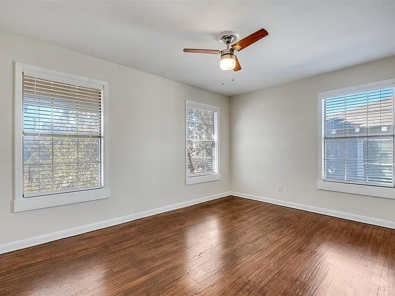 304 & 306 N Montreal Ave — Photo 10