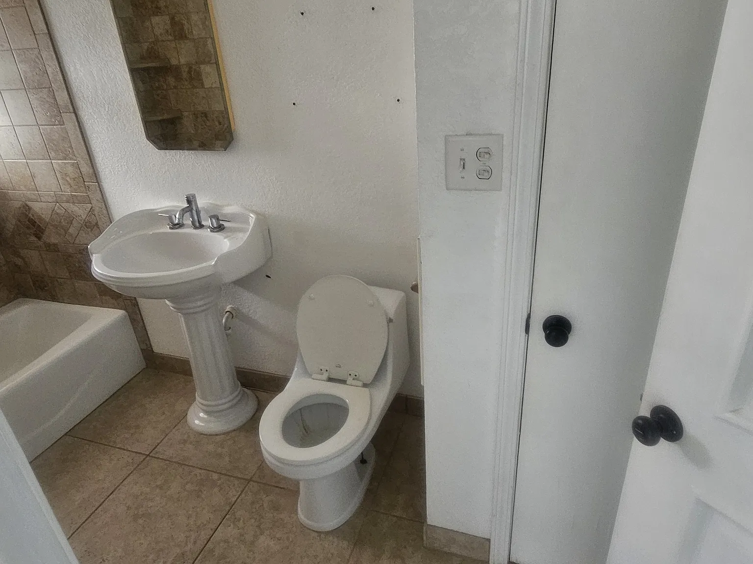 3 bed, 3400 sqft, $1,400 — Photo 2
