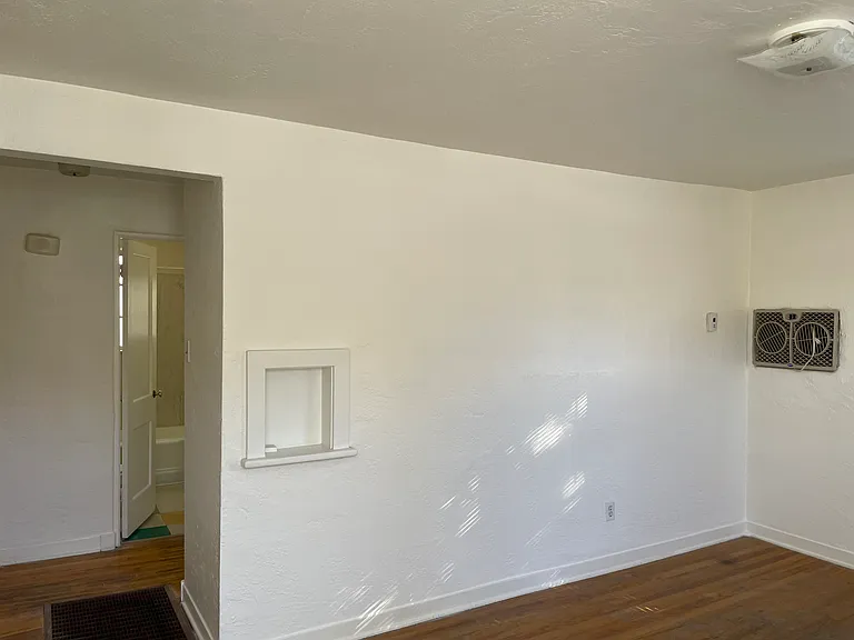 Charming & Totally Updated 1 Bedroom Apartment Downtown — Photo 6