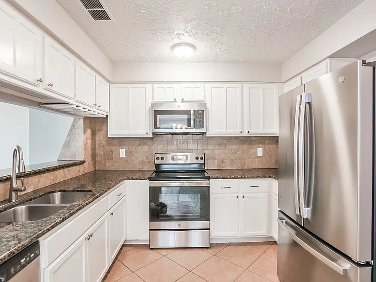 3915 Vineyard Dr — Photo 8