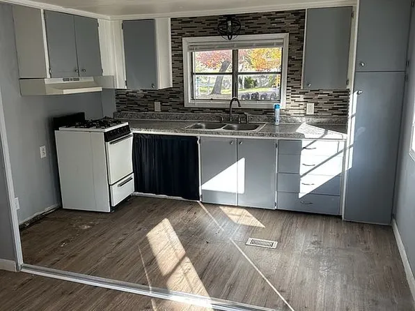3290 S Getty St Trailer 19, Norton Shores, MI 49444