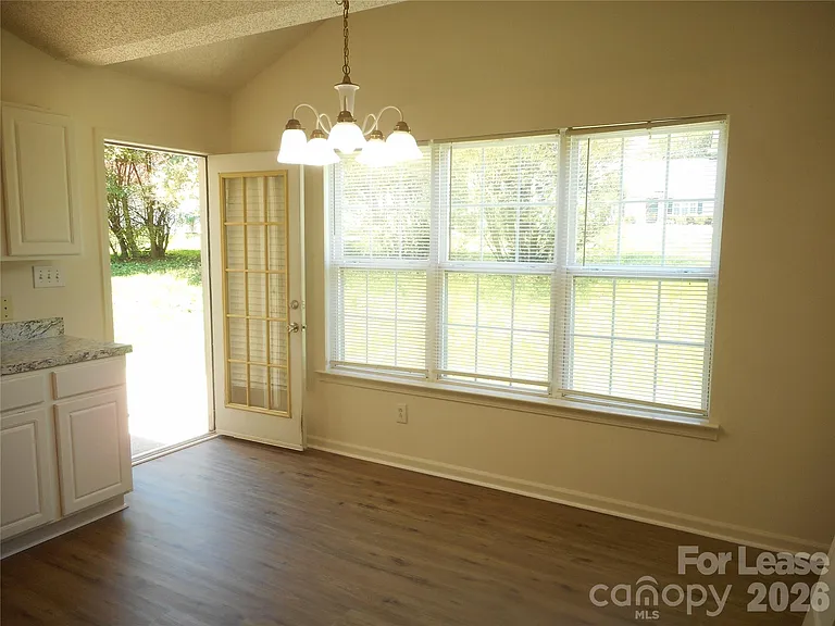 5901 Meadow Hill Dr — Photo 7