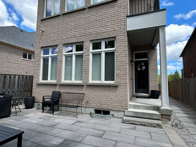 77 Robert Berry Cres — Photo 23