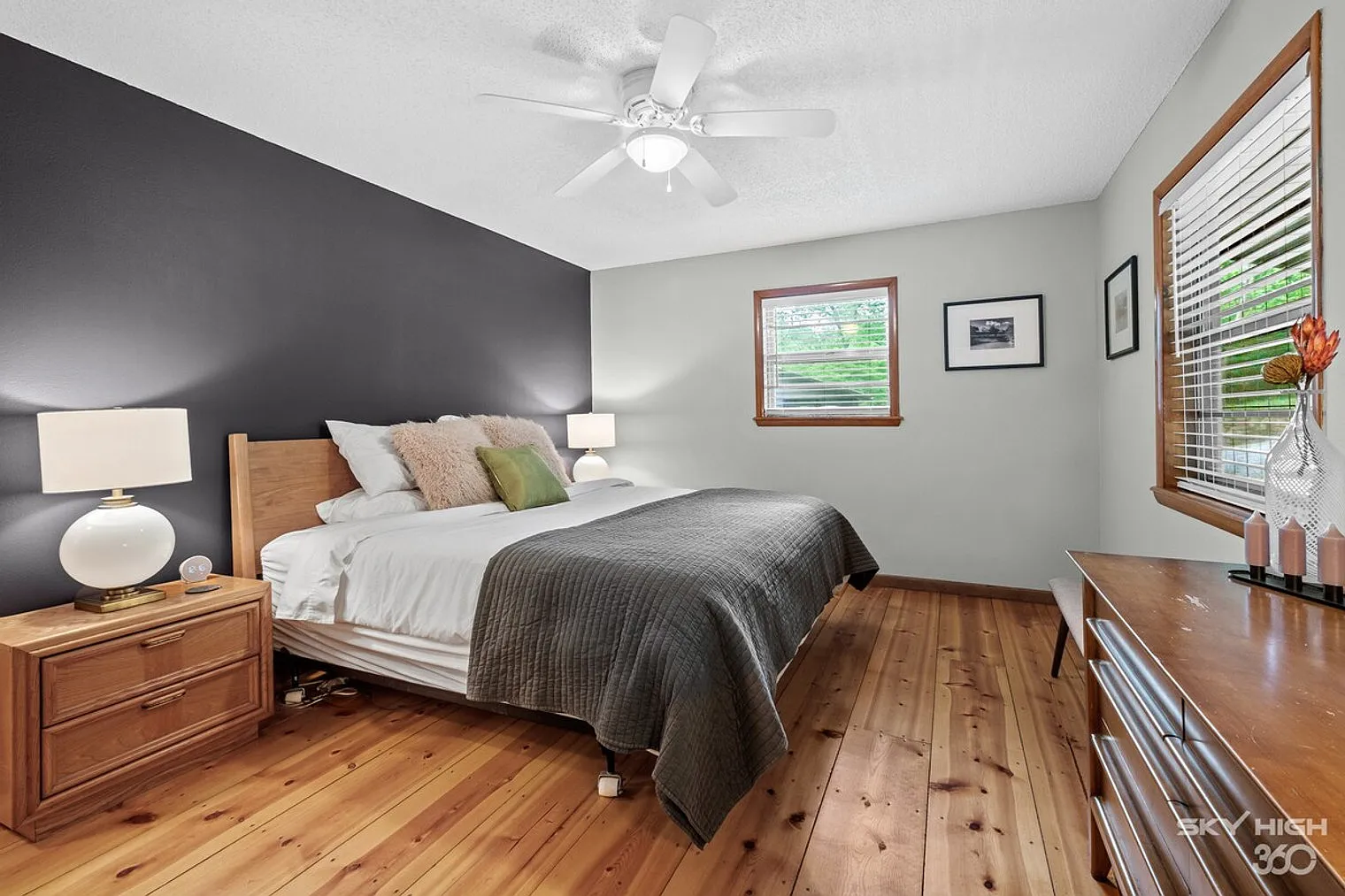 3 bed, 3.0 bath, 2572 sqft, $5,341 — Photo 3