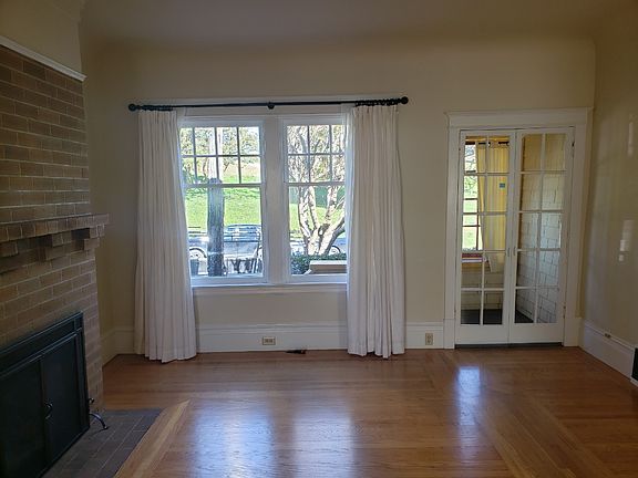 5th image of 439 Holly Park Cir