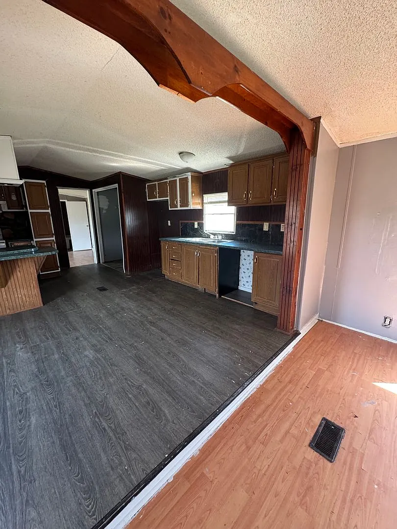Country living with spacious front and backyard - 3 beds/ 2bath available now!! — Photo 3