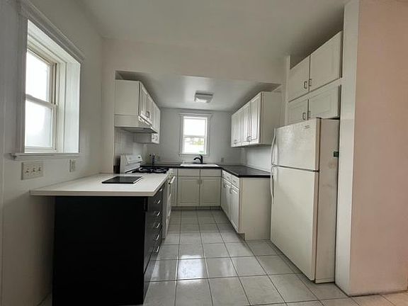 5th image of 425 Hancock Pl #425