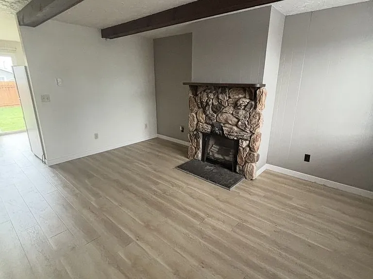 211-221 Maple St — Photo 14