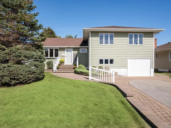 4057 Eve Drive, Seaford, NY 11783