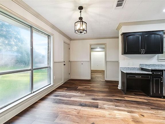 5th image of 206 College Dr
