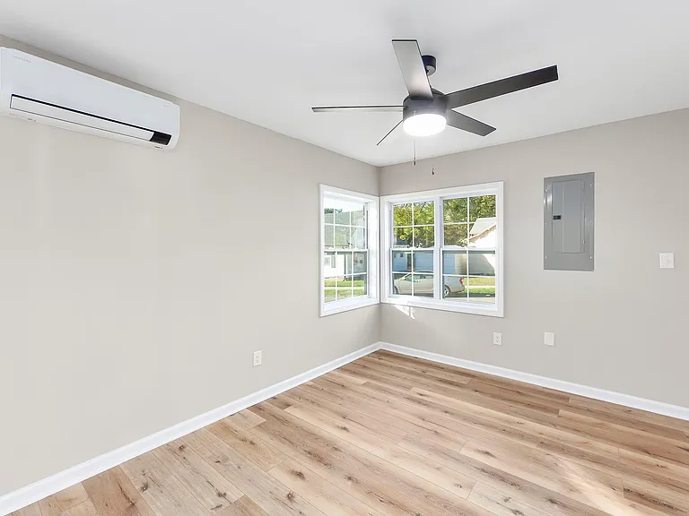 135 W Grand Ave #A — Photo 14
