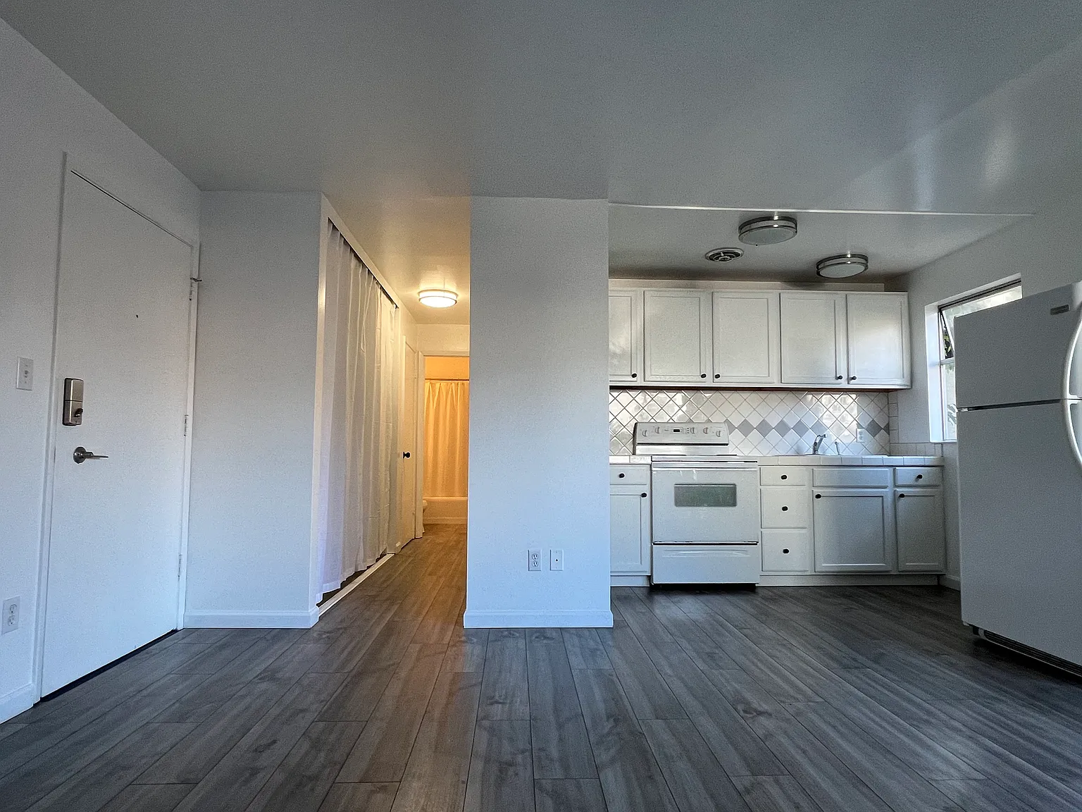 523 E Denny Way — Photo 3